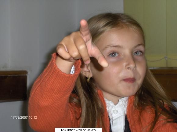 colegutzi... - colegutzi vostrrii miruna nu crd k am cu - Love/Hate